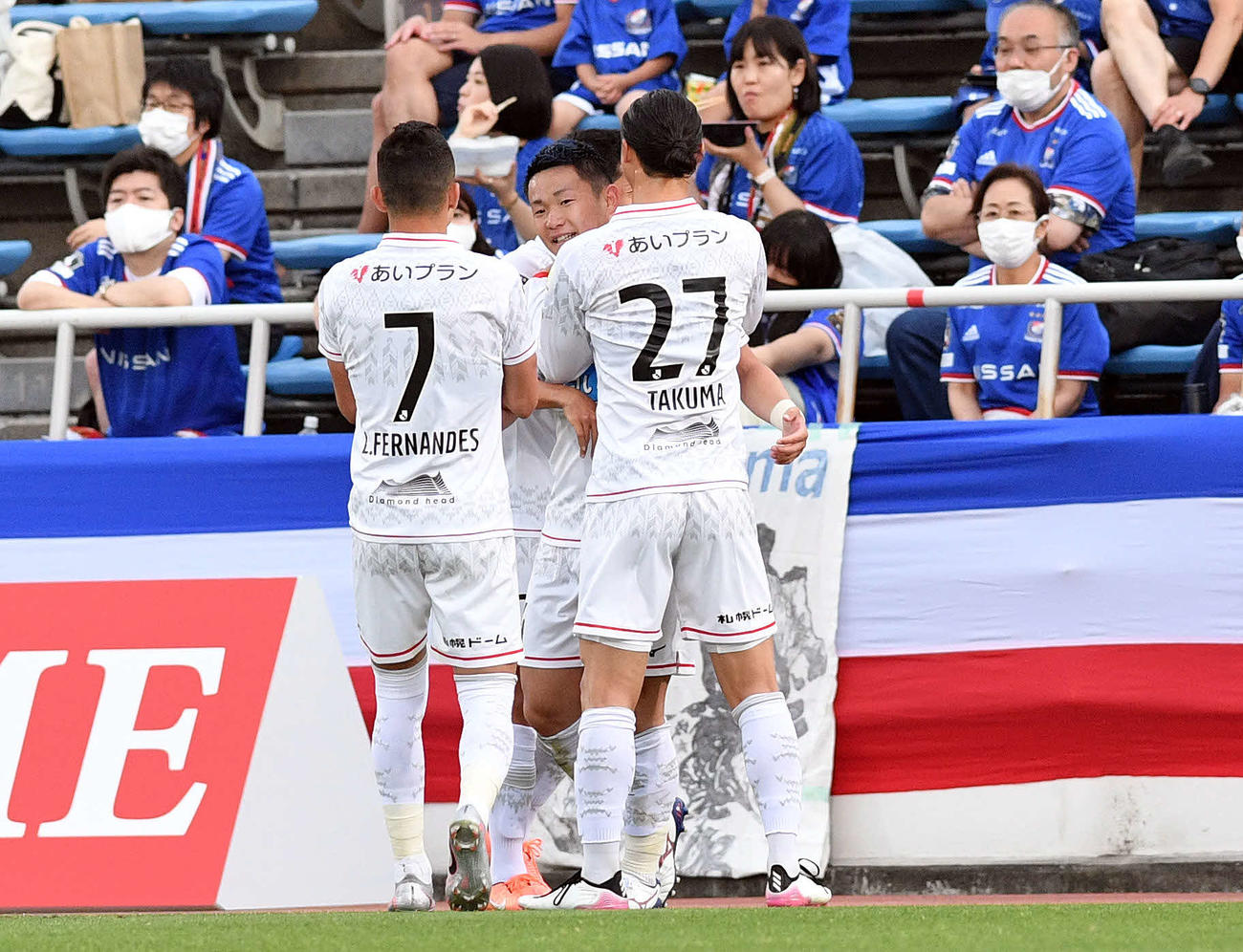 横浜対札幌　後半、追加点を挙げイレブンから祝福される札幌菅（中央）（撮影・滝沢徹郎）