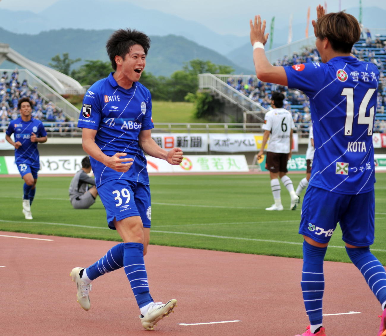 前半31分、先制ゴールを挙げガッツポーズの山形FW林（左）