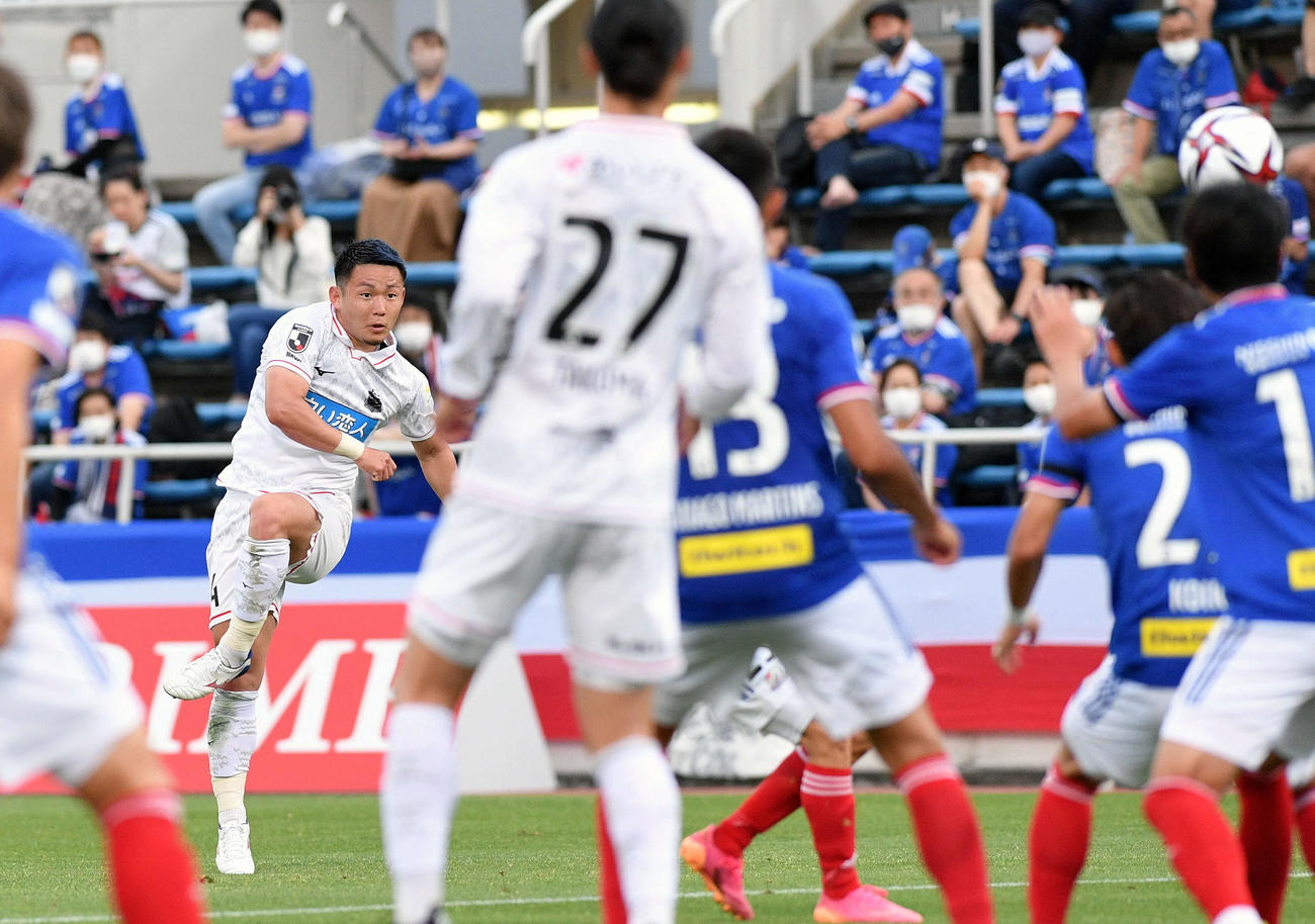 横浜対札幌　後半、シュートを決める札幌菅（奥）（撮影・滝沢徹郎）