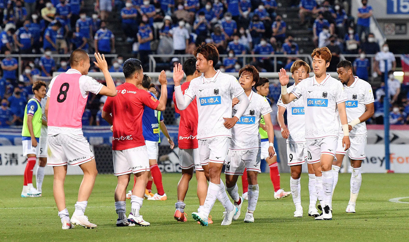 横浜対札幌　試合に勝利しタッチを交わす札幌イレブン（撮影・滝沢徹郎）