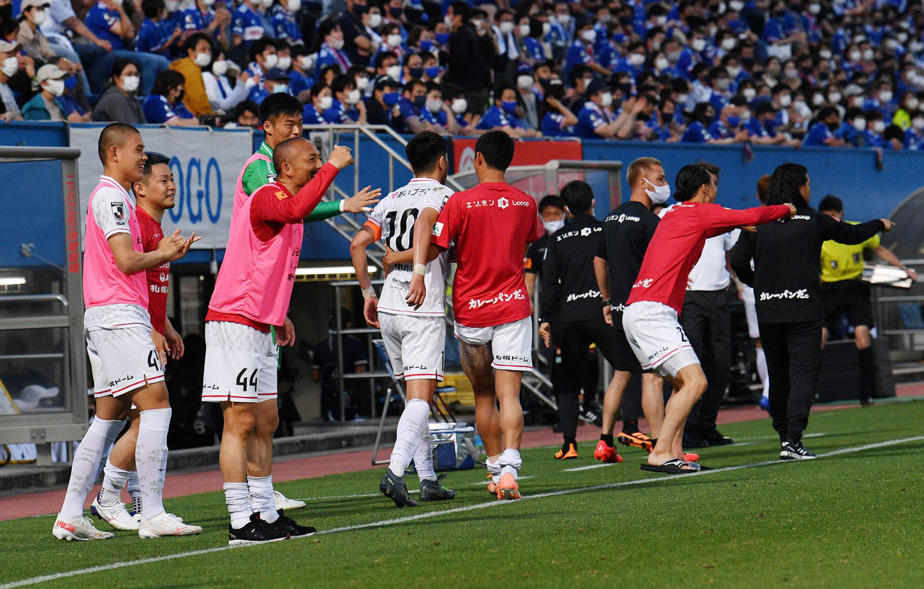 横浜対札幌　後半、札幌柳のゴールに喜ぶ小野（手前左から2人目）らイレブン（撮影・滝沢徹郎）
