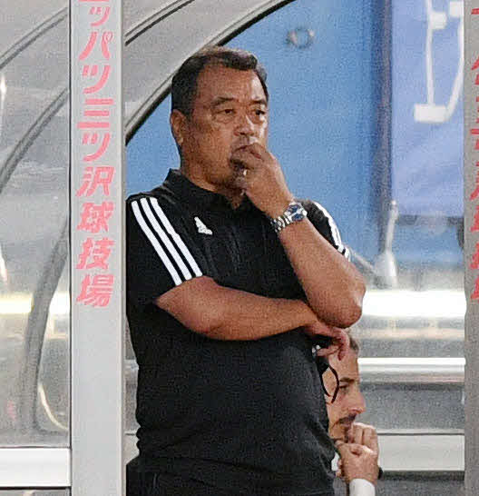 横浜対札幌　試合に敗れピッチを見つめる横浜松永監督（撮影・滝沢徹郎）