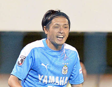 J2第26節磐田対長崎　後半2分、Ckから先制点を呼び込み笑顔の磐田MF遠藤保仁＝ヤマハスタジアム（2020／10／14）