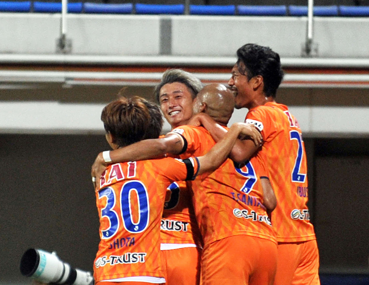 天皇杯の福山シティ戦で決勝ゴールを決めて仲間に祝福される清水DF原輝綺（中央奥）（2021年6月9日撮影）