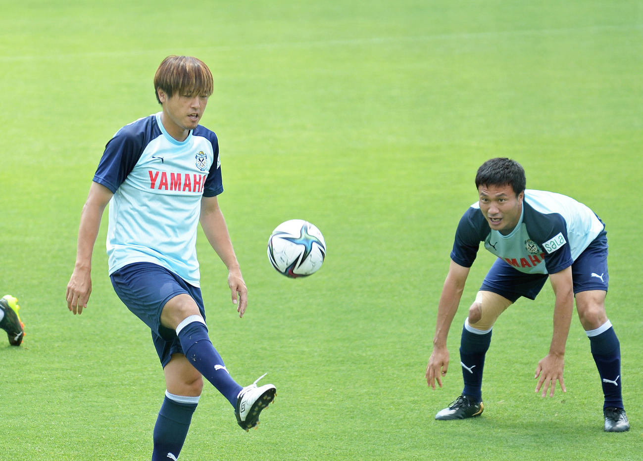 ウオーミングアップでリフティングする磐田MF遠藤（左）。右はMF今野