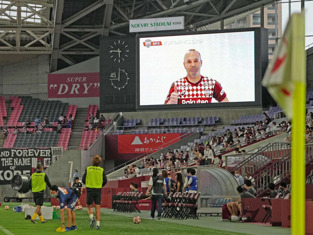 天皇杯2回戦　神戸対鈴鹿ポイントゲッターズ　試合前、サポーターに向け神戸イニエスタのあいさつ映像が流れる（撮影・清水貴仁）