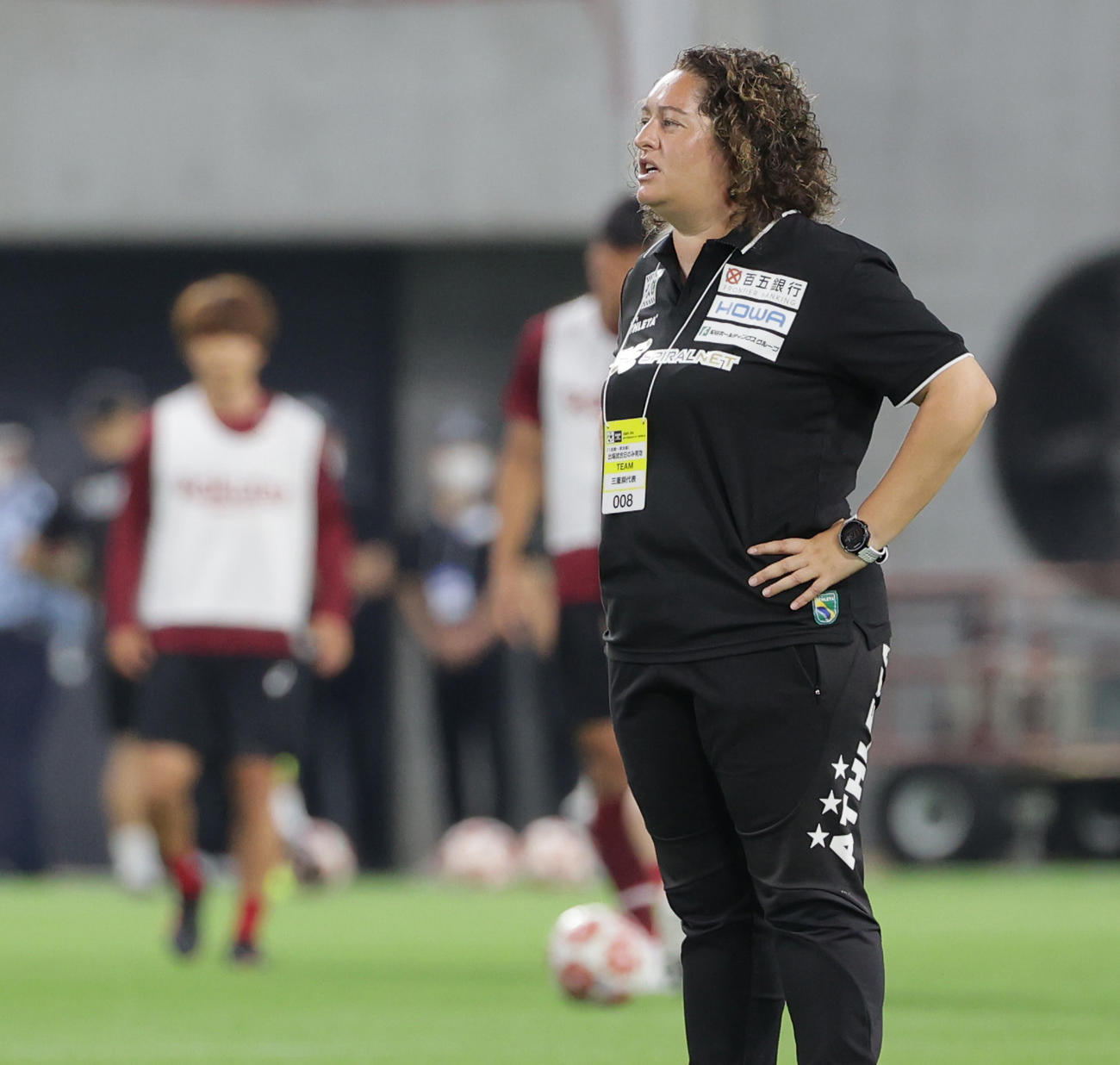 天皇杯2回戦　神戸対鈴鹿ポイントゲッターズ　試合前練習をみる鈴鹿ポイントゲッターズのミラグロス・マルティネス監督（撮影・清水貴仁）