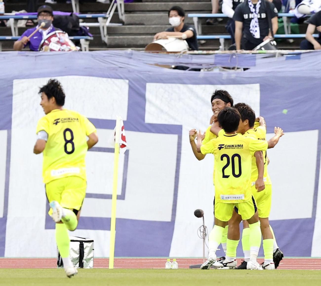前半、先制し喜ぶおこしやす京都イレブン（共同）