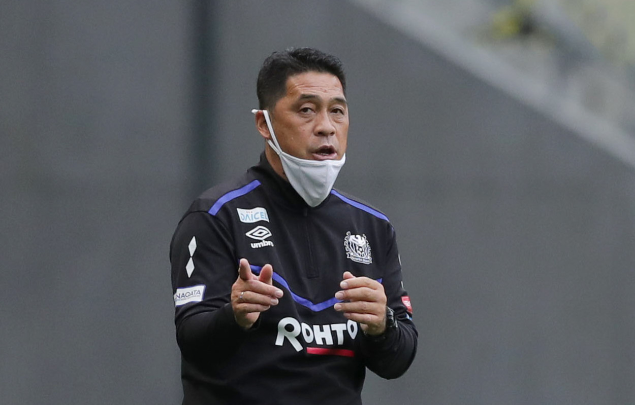 G大阪対関学大　前半、選手に指示を出すG大阪松波監督（撮影・前田充）