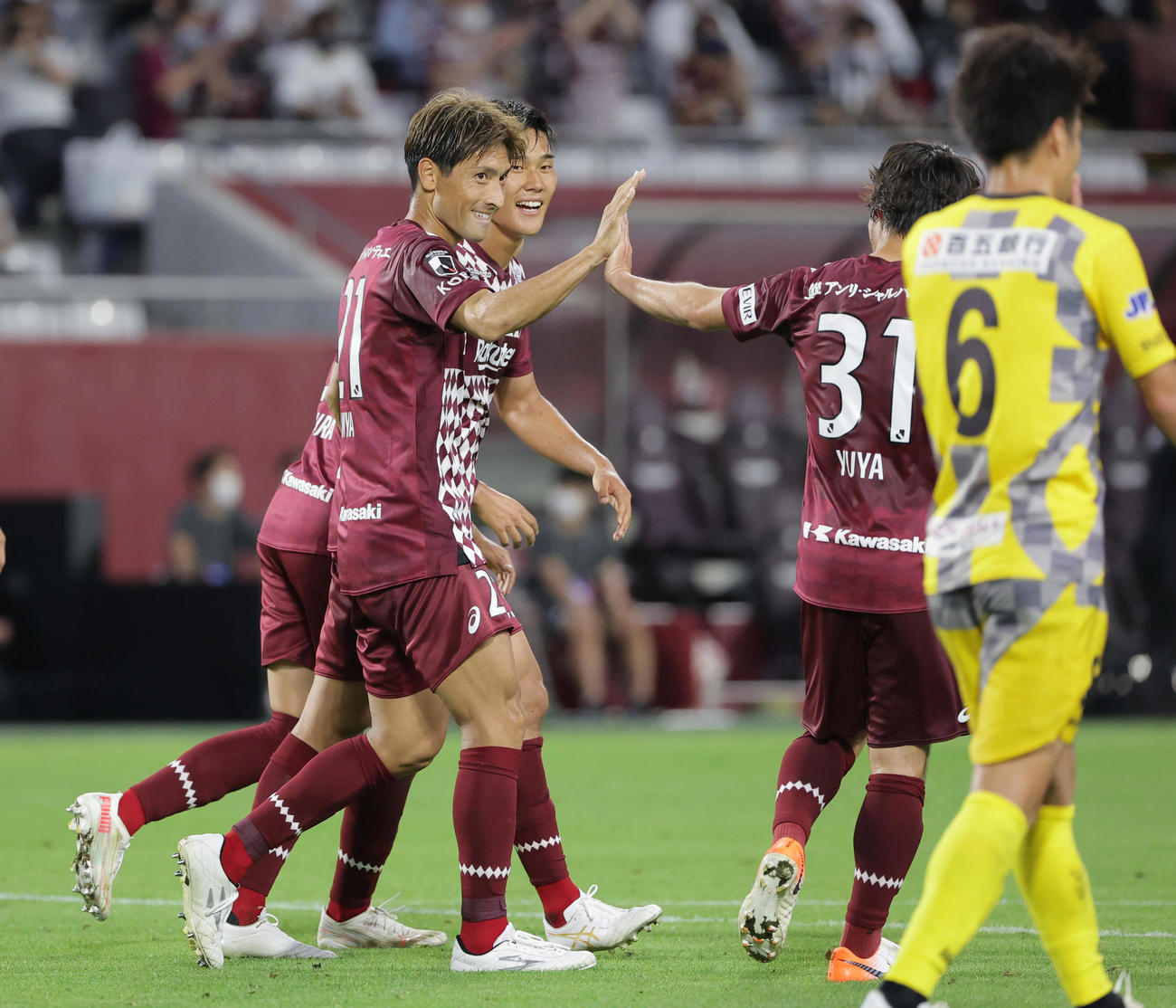 天皇杯2回戦　神戸対鈴鹿ポイントゲッターズ　前半16分、この試合2ゴール目を決める神戸田中（左）（撮影・清水貴仁）