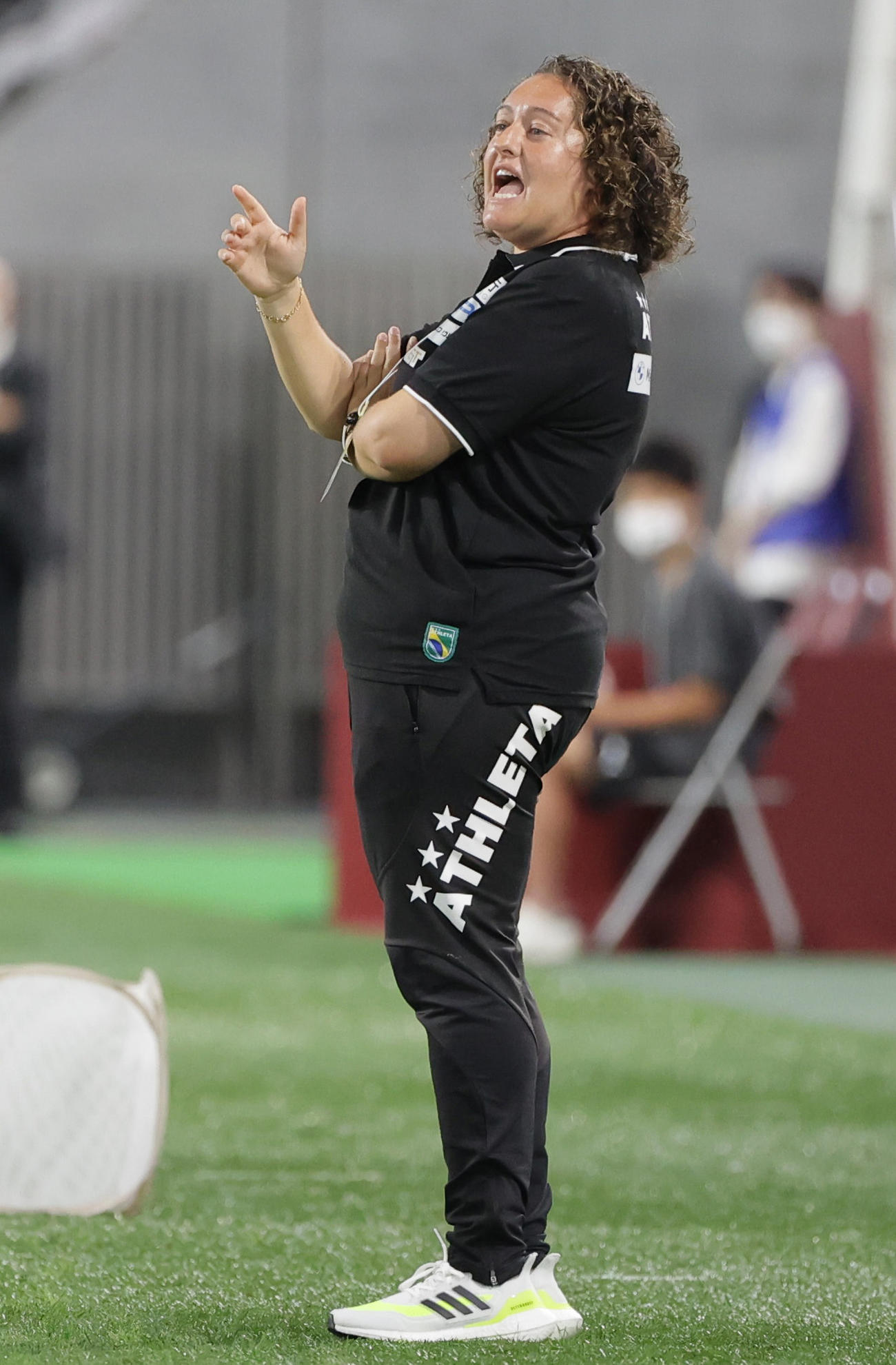 天皇杯2回戦　神戸対鈴鹿ポイントゲッターズ　前半、指示を出す鈴鹿ポイントゲッターズのミラグロス・マルティネス監督（撮影・清水貴仁）