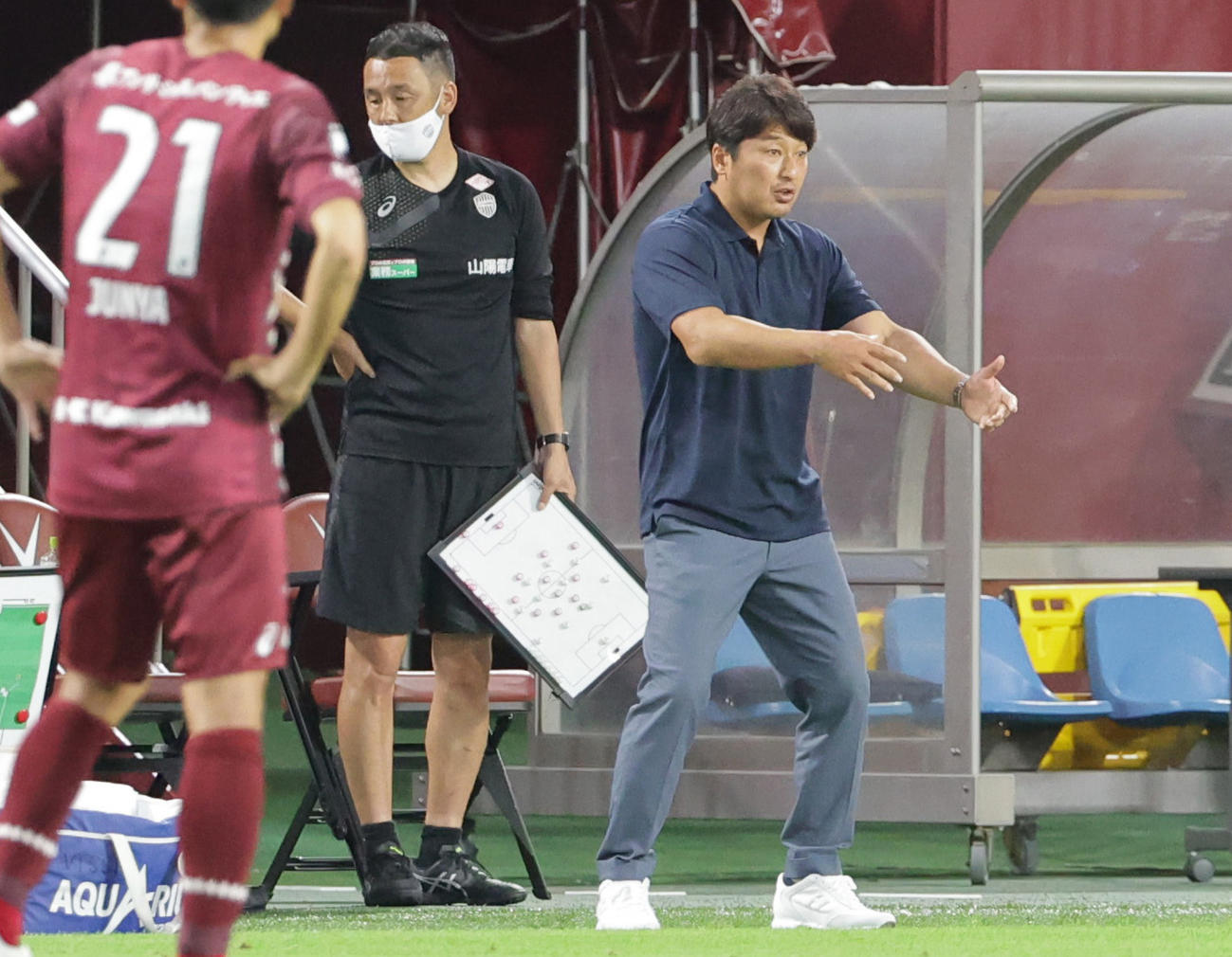 天皇杯2回戦　神戸対鈴鹿ポイントゲッターズ　後半、指示を出す神戸三浦監督（撮影・清水貴仁）