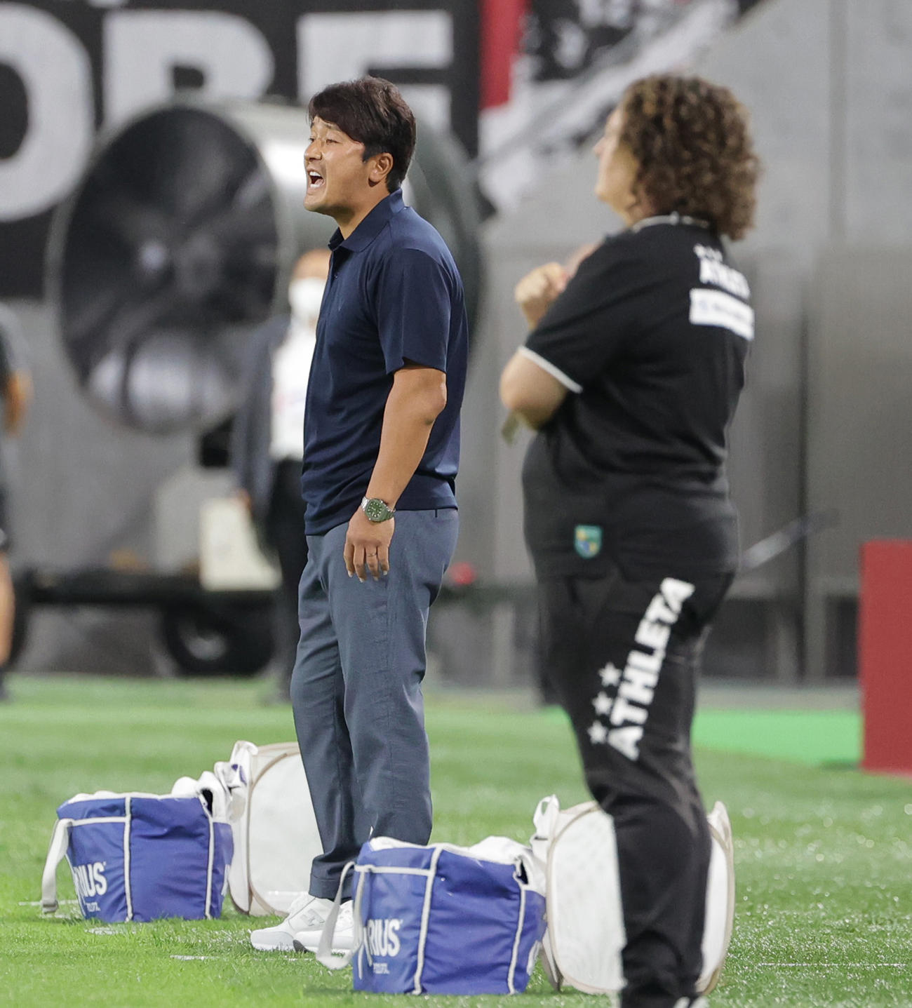 天皇杯2回戦　神戸対鈴鹿ポイントゲッターズ　前半、指示を出す神戸三浦監督（左）、右は鈴鹿ポイントゲッターズのミラグロス・マルティネス監督（撮影・清水貴仁）