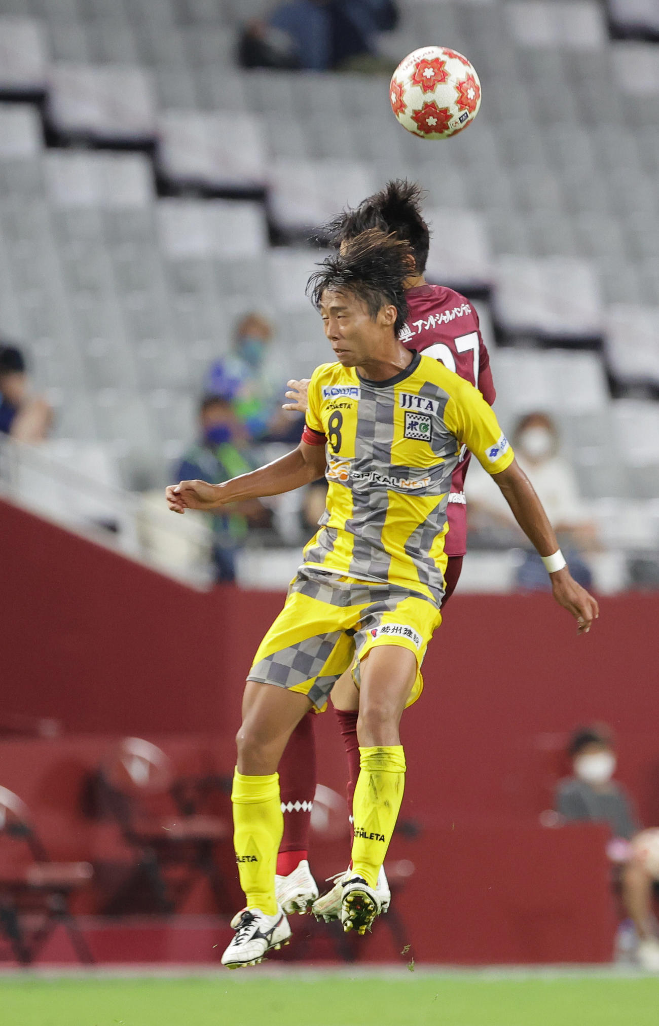 天皇杯2回戦　神戸対鈴鹿ポイントゲッターズ　後半、ハイボールに競り合う鈴鹿ポイントゲッターズ海口（手前）（撮影・清水貴仁）