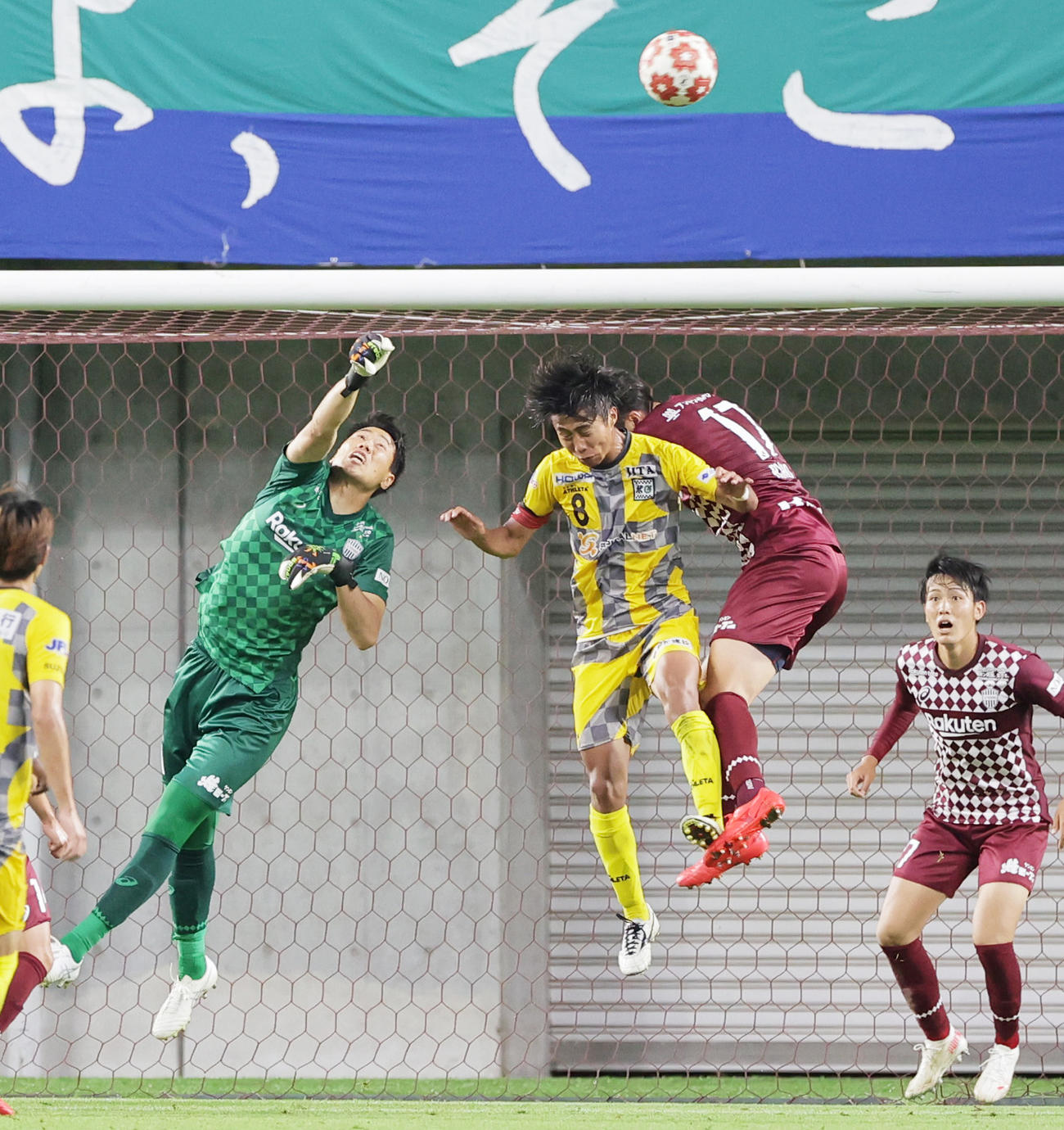 天皇杯2回戦　神戸対鈴鹿ポイントゲッターズ　後半、神戸ゴール前のクロスに飛び込む鈴鹿ポイントゲッターズ海口（8）（撮影・清水貴仁）