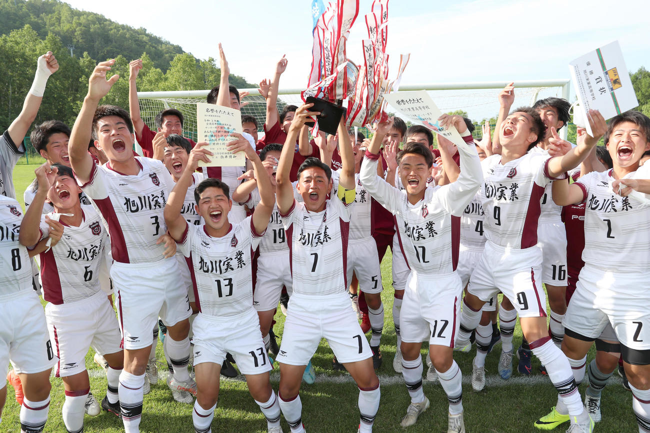 優勝を決め歓喜する旭川実イレブン（撮影・佐藤翔太）