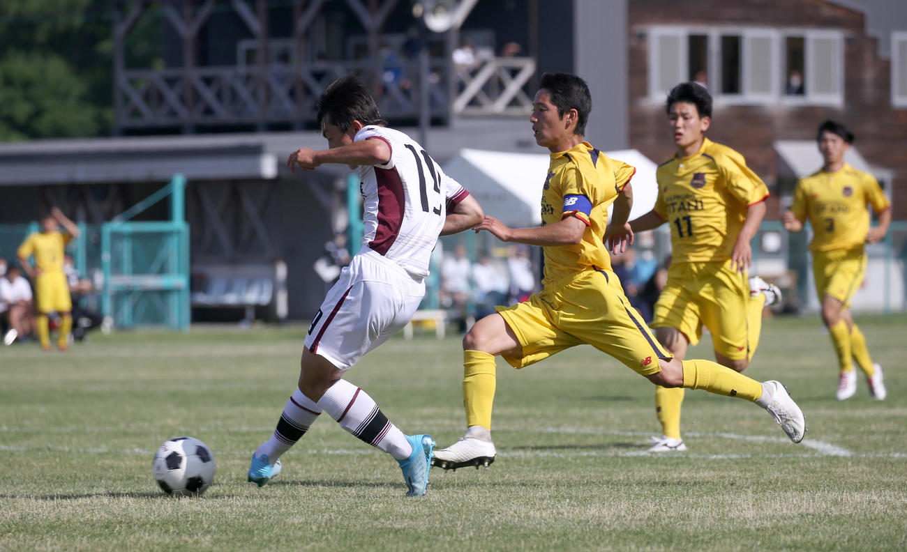 旭川実対札幌大谷　後半10分、ゴールを決める旭川実・西條（左手前）（撮影・佐藤翔太）
