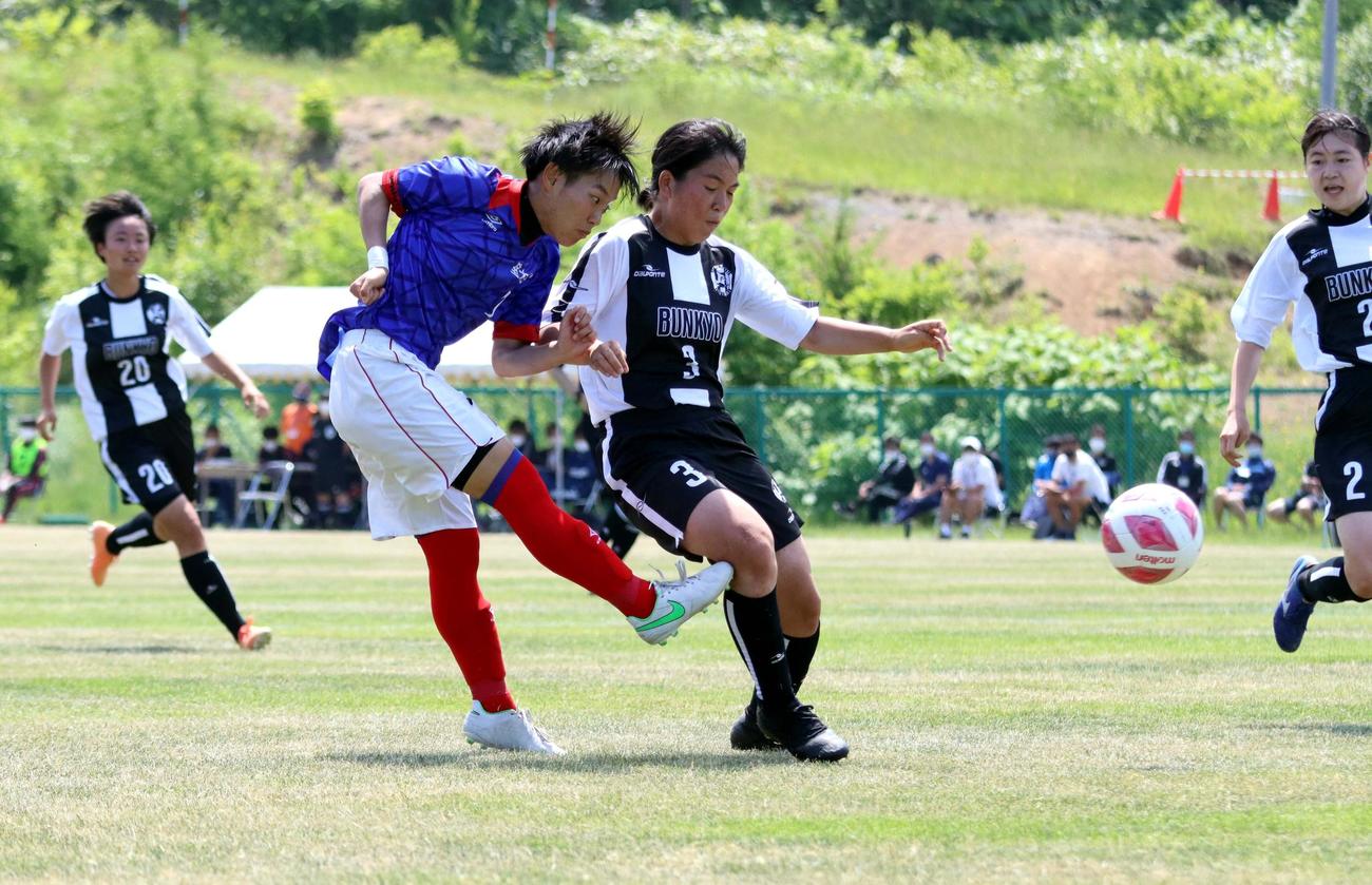 北海道大谷室蘭対北海道文教大付　前半33分、北海道大谷室蘭MF鈴木（左）が右足で先制ゴールを決める（撮影・永野高輔）