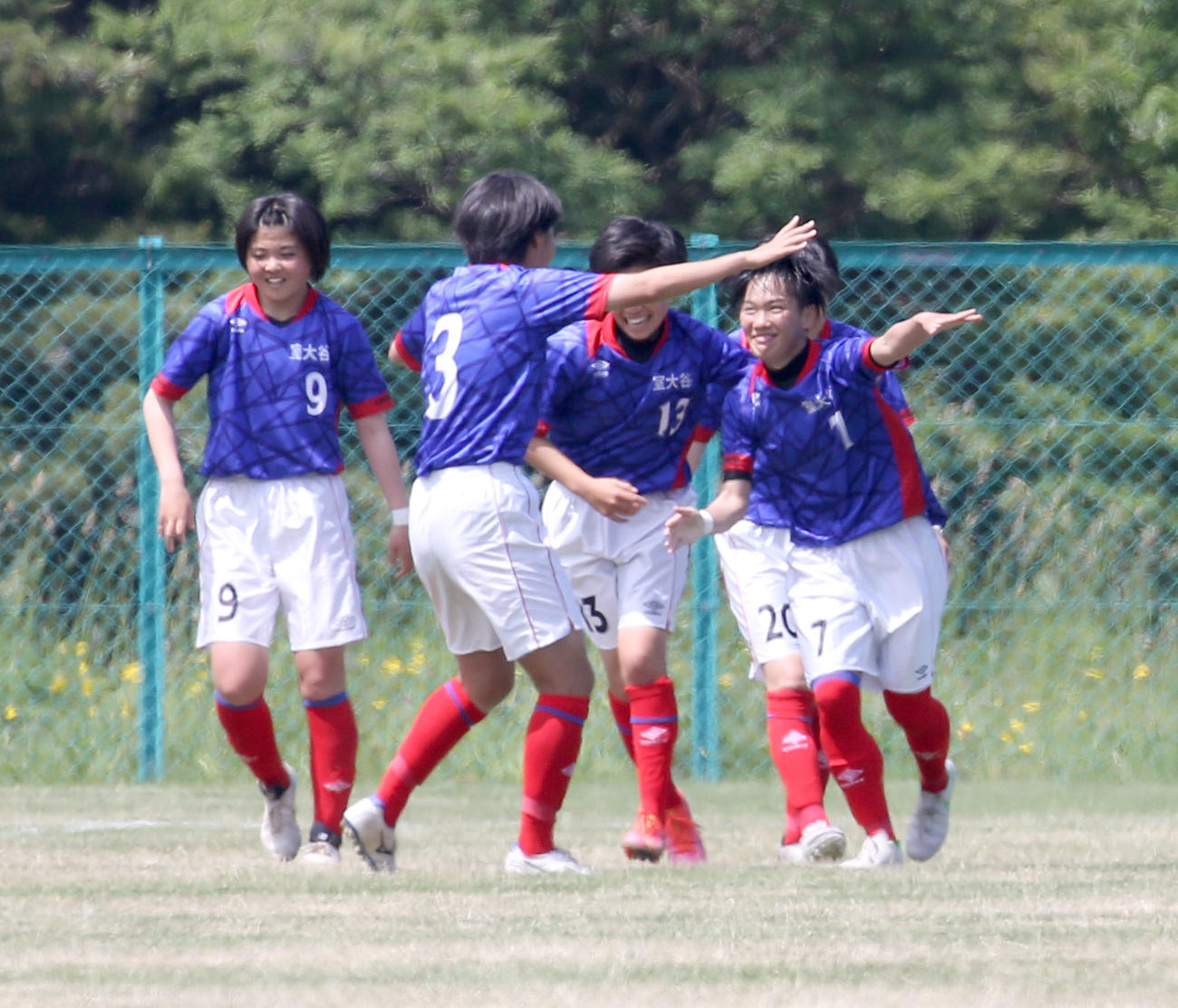 北海道大谷室蘭対北海道文教大付　前半33分、ゴールを決め喜ぶ北海道大谷室蘭・鈴木（右手前）（撮影・佐藤翔太）