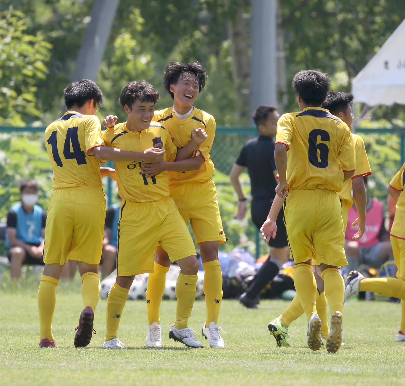 準決勝の帯広北戦でゴールを決めチームメートに祝福される札幌大谷・秋山（左から2人目）（撮影・佐藤翔太）