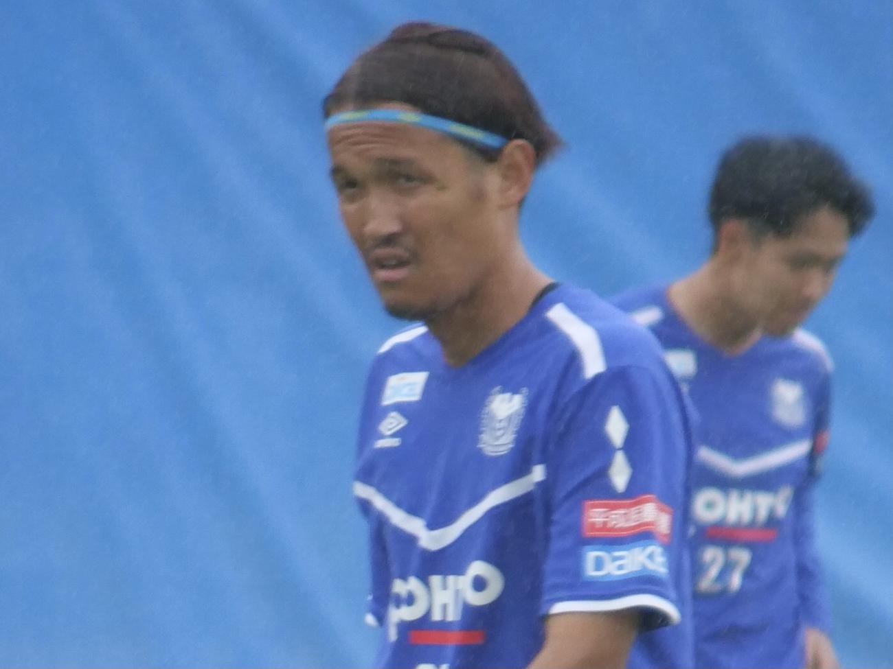 雨の中で調整するG大阪FW宇佐美貴史（C）GAMBA OSAKA