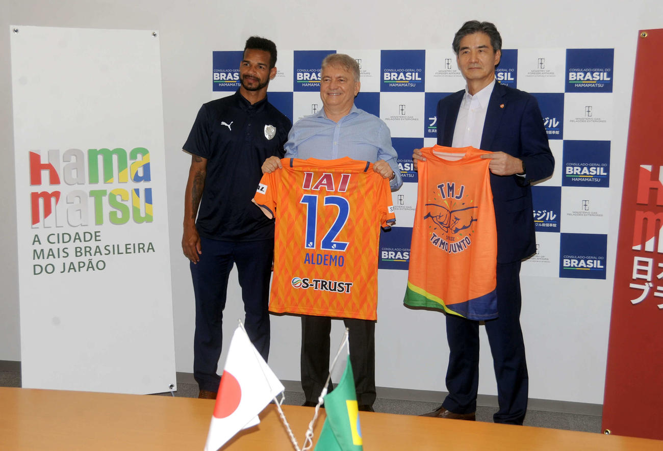 在浜松ブラジル総領事館を訪問し、ガルシア総領事（中央）と記念写真に納まるJ1清水のDFヴァウド（左）と山室社長