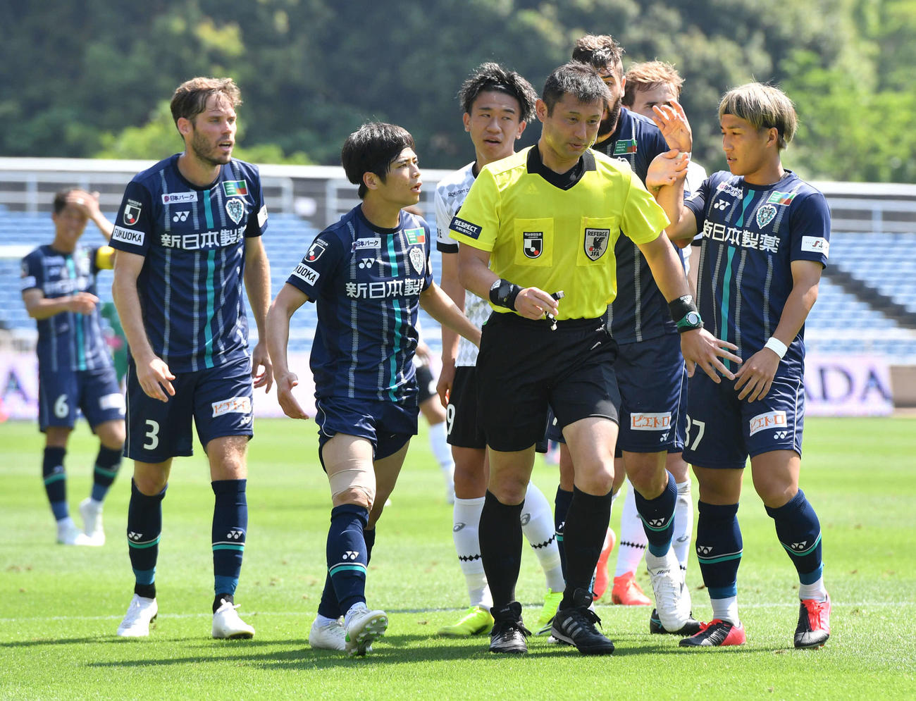 福岡対神戸　後半、プレーの判定をめぐって審判に詰め寄る福岡・杉本（左から2人目）とイレブン