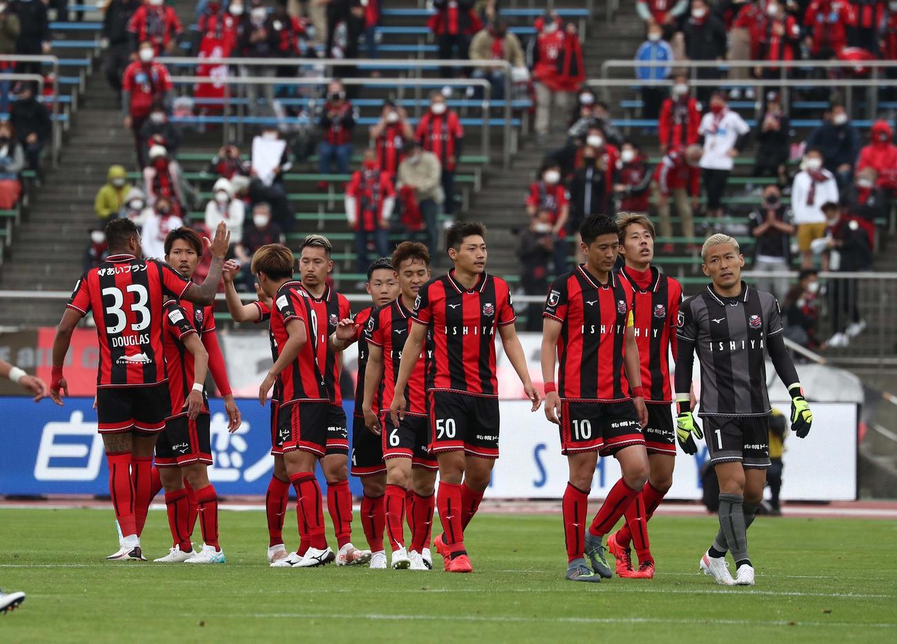 札幌対大分　2－0で勝利し健闘とたたえ合う札幌の選手たち（撮影・黒川智章）