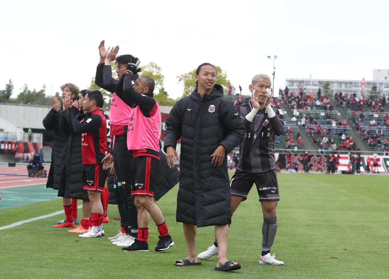 札幌対大分　2－0で勝利しスタンドにあいさつする札幌の選手たち（撮影・黒川智章）