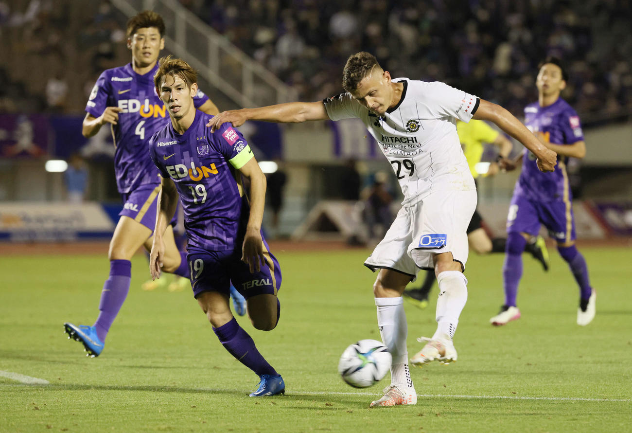 広島対柏　後半　柏アンジェロッティのシュートはまたも決まらず（撮影・加藤孝規）