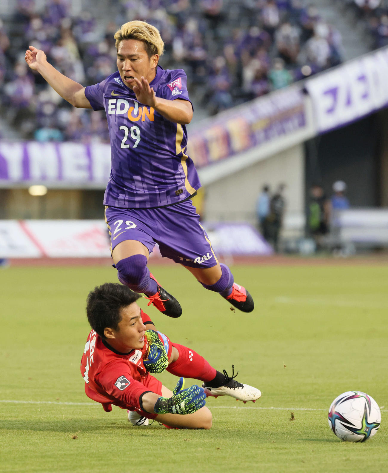 広島対柏　前半　柏GK佐々木に阻まれる広島浅野（撮影・加藤孝規）