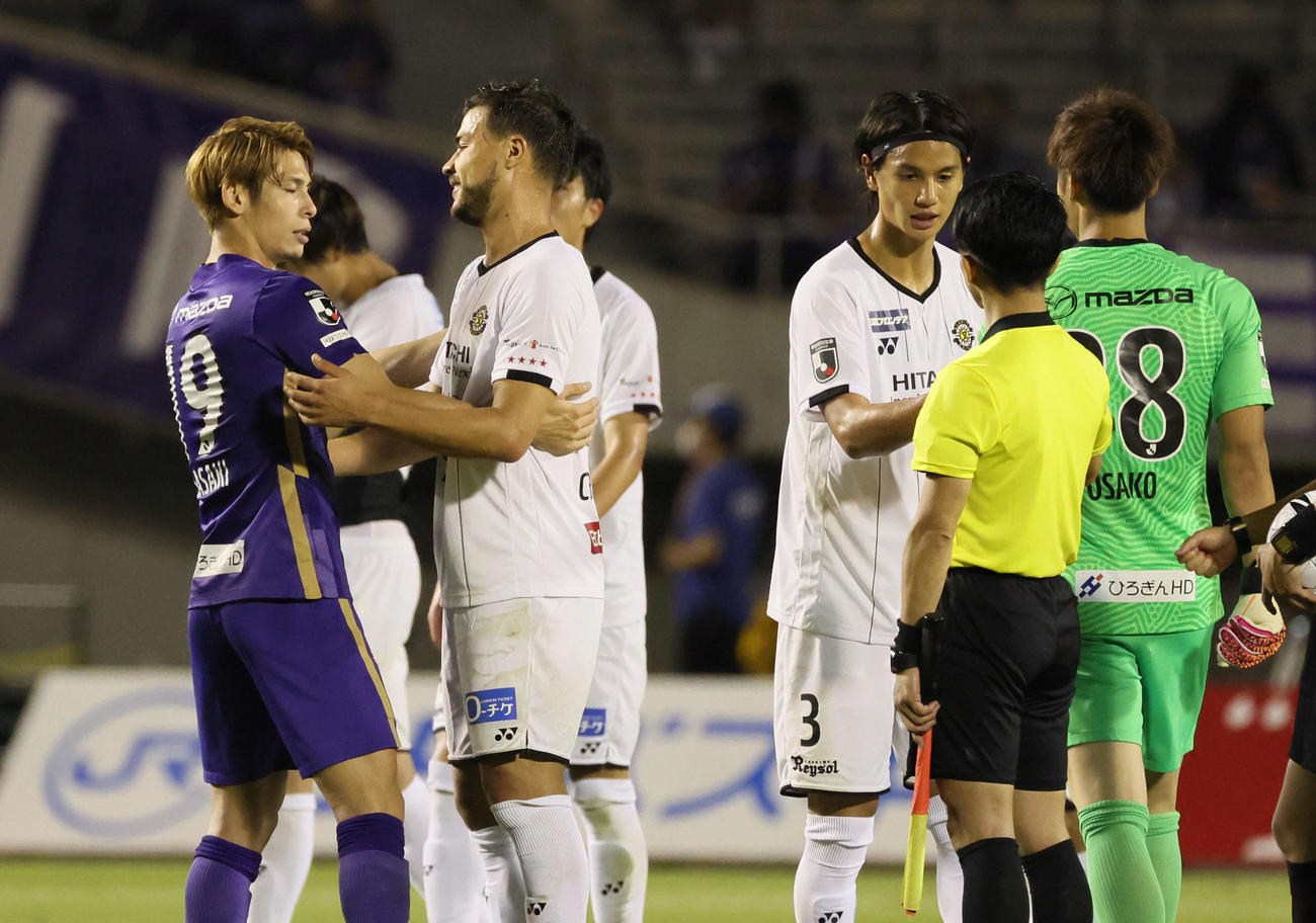 広島対柏　破れた柏イレブンと広島佐々木（左）（撮影・加藤孝規）