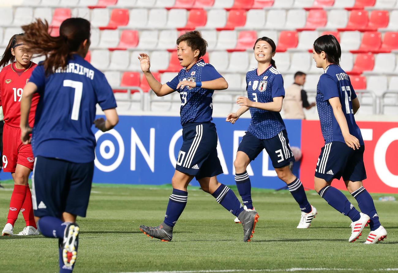 18年4月7日、女子アジア杯1次リーグのベトナム戦の前半、先制ゴールを決めた日本FW横山（中央）