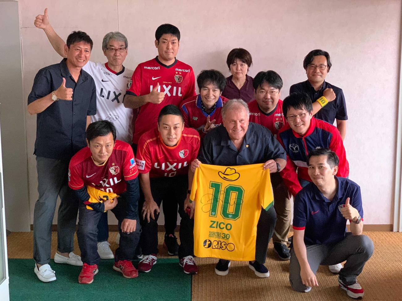 高額チケットの購入者は中田C．R．O（後列左）とジーコTD（前列左から3人目）との交流を楽しんだ（Ｃ）KASHIMA ANTLERS