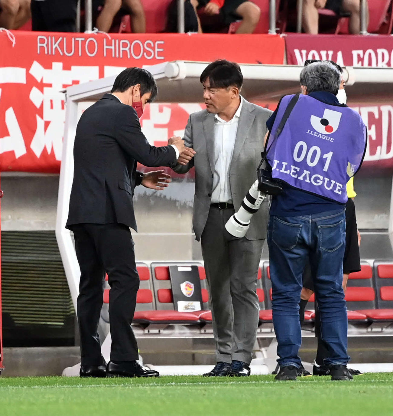 鹿島対仙台　試合終了後、鹿島・相馬監督（左）と握手を交わす手倉森監督（撮影・たえ見朱実）
