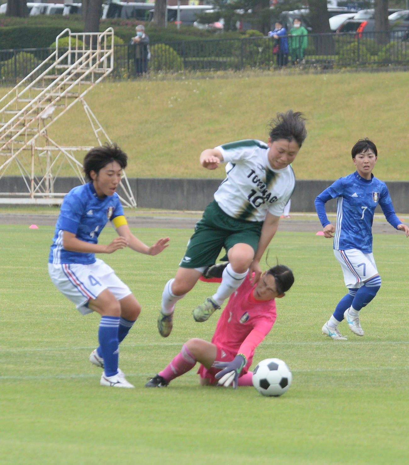 前半31分、ゴールを決める常盤木学園FW中村