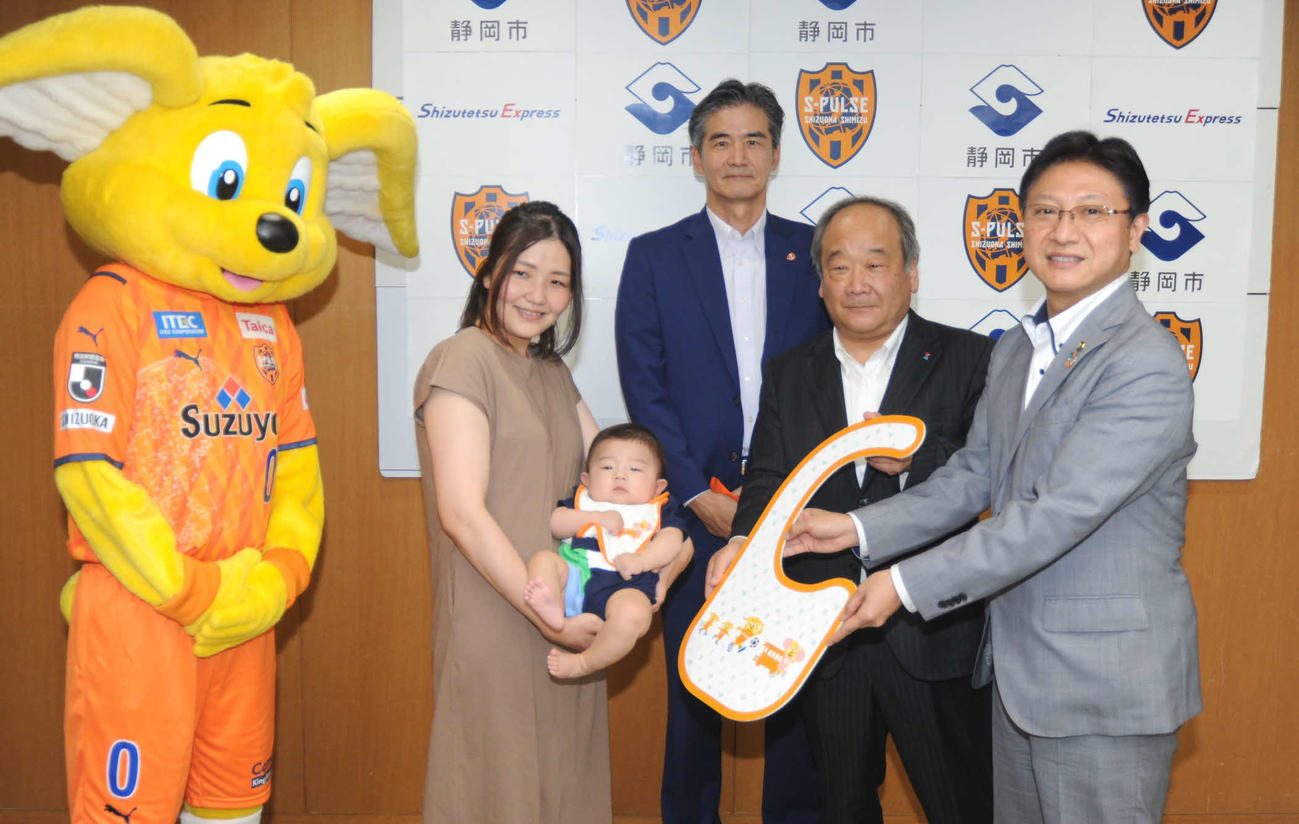 田辺静岡市長（右端）らからベビースタイを受け取った志村さん親子