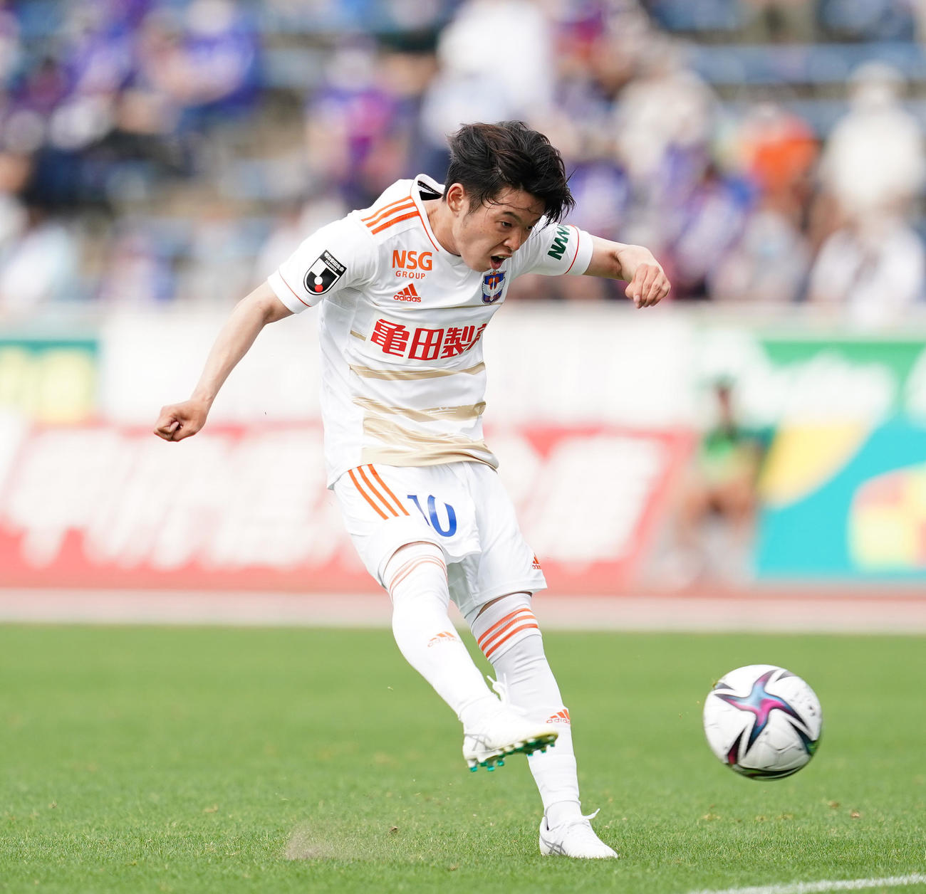 秋田戦に途中出場し1ゴール1アシストを記録した新潟MF本間至恩＝2021年6月