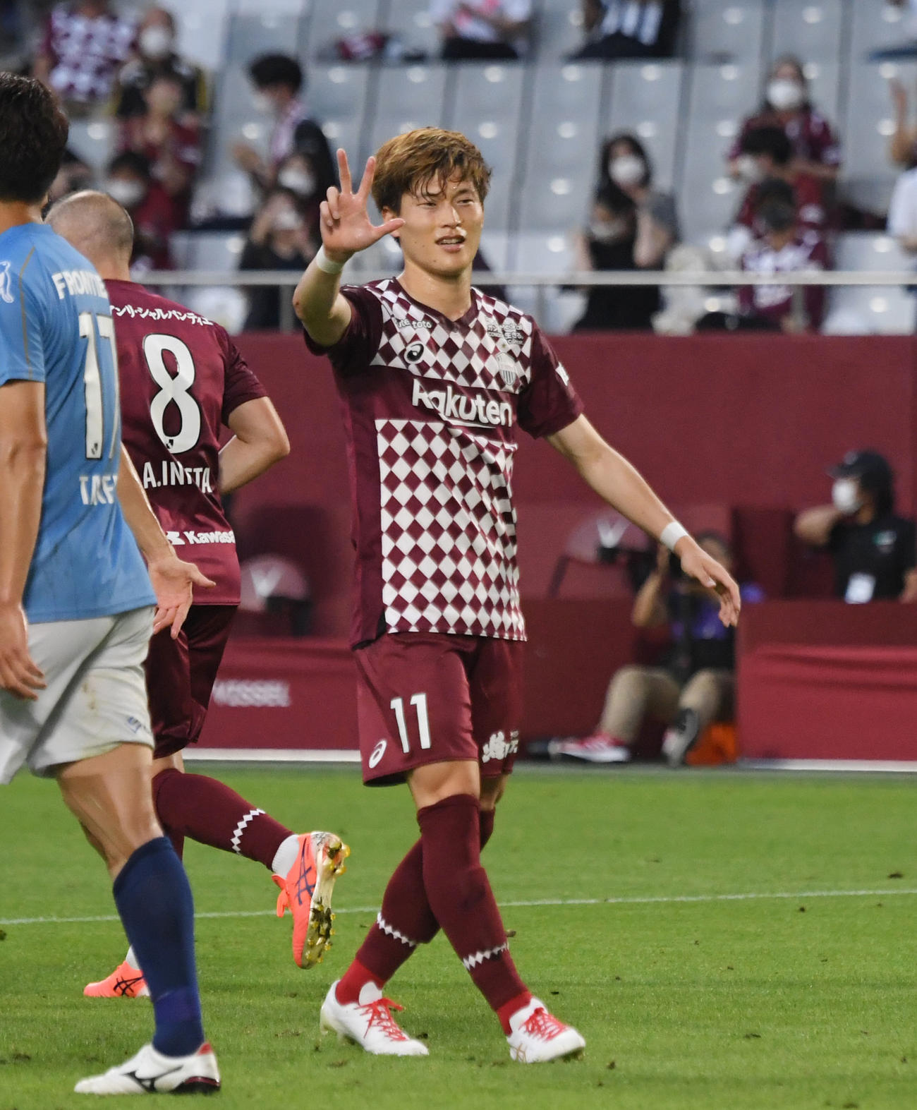 神戸対横浜FC　　前半、チーム3点目を決め喜ぶ神戸古橋（撮影・滝沢美穂子）