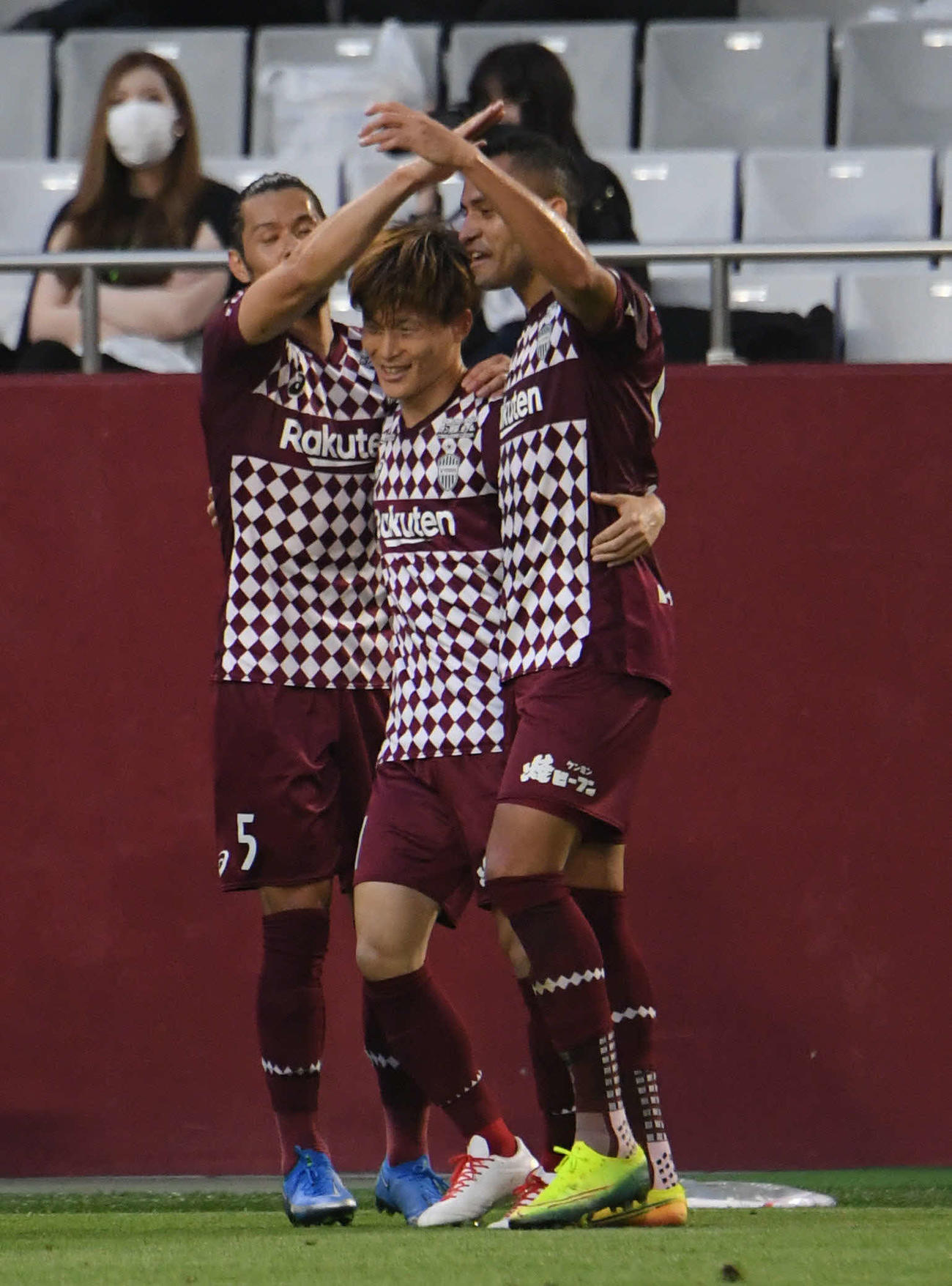 神戸対横浜FC　　前半、チーム2点目を決めチームメイトと喜ぶ神戸古橋（中央）（撮影・滝沢美穂子）