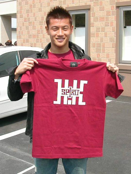 播戸竜二がデザインした「LIRIO」のTシャツ
