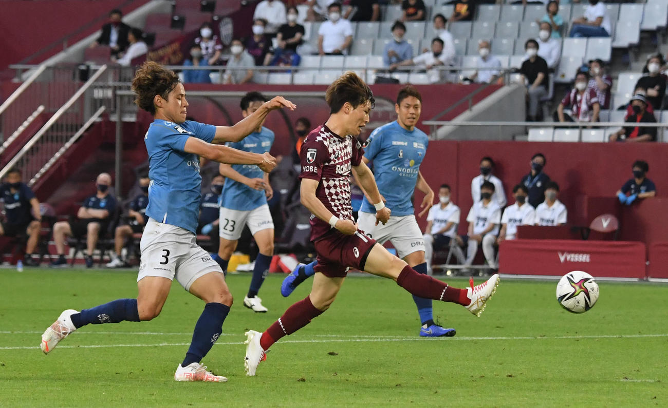 神戸対横浜FC　前半、ゴールを決める神戸古橋（手前右）（撮影・滝沢美穂子）
