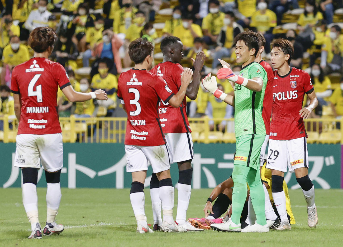 柏に快勝し、喜ぶGK西川（右から2人目）ら浦和イレブン
