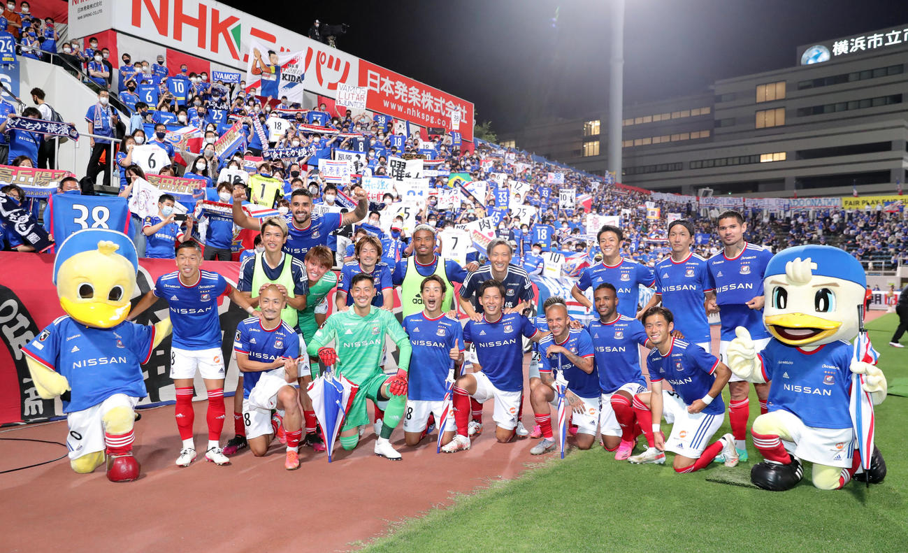 横浜対鳥栖　試合後、記念写真に納まる前田（前列左から3人目）ら横浜の選手たち（撮影・垰建太）