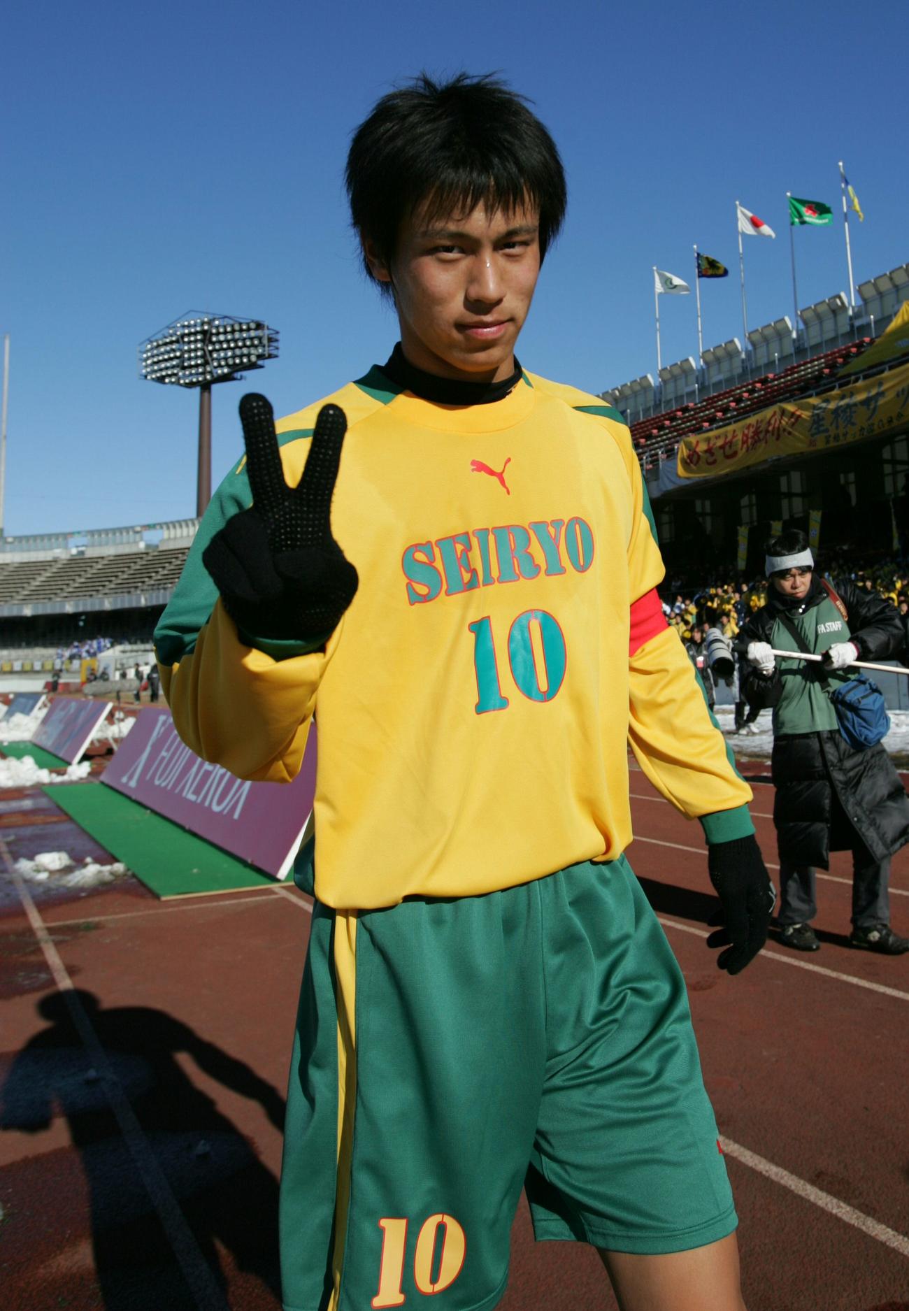 全国高校サッカー　滝川二対星稜　試合後、カメラに向かってVサインする星稜MF本田圭佑