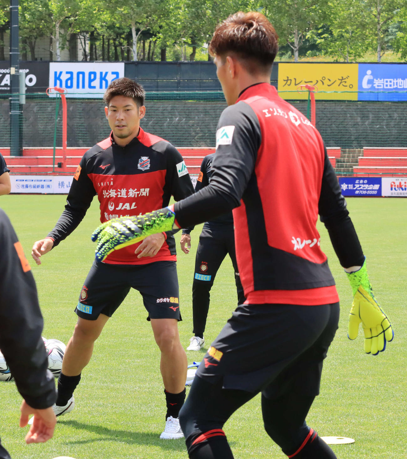 ボール回しに参加する札幌MF深井（左）（撮影・保坂果那）