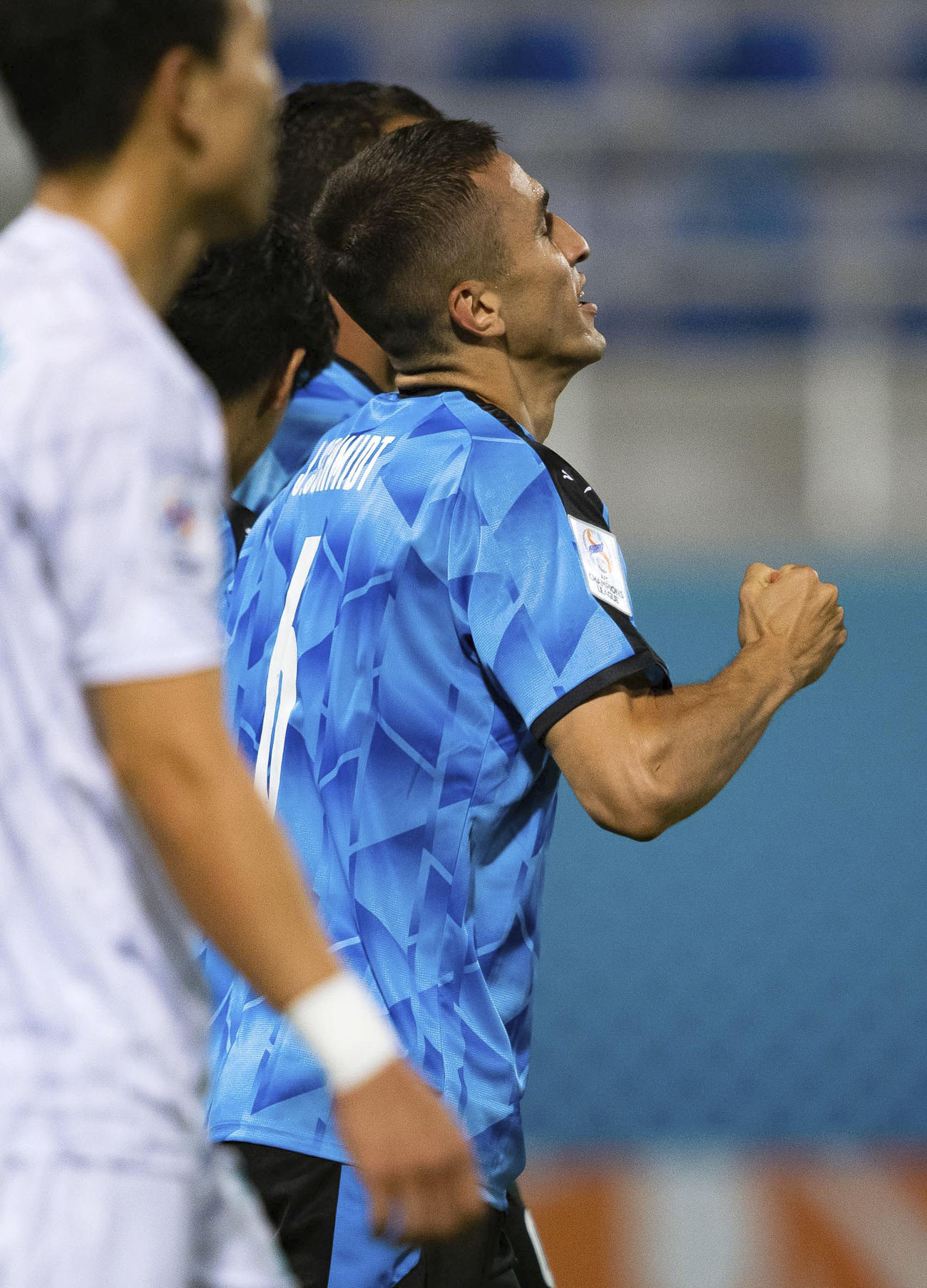 後半、決勝ゴールを決め、喜ぶ川崎Fシミッチ（共同）