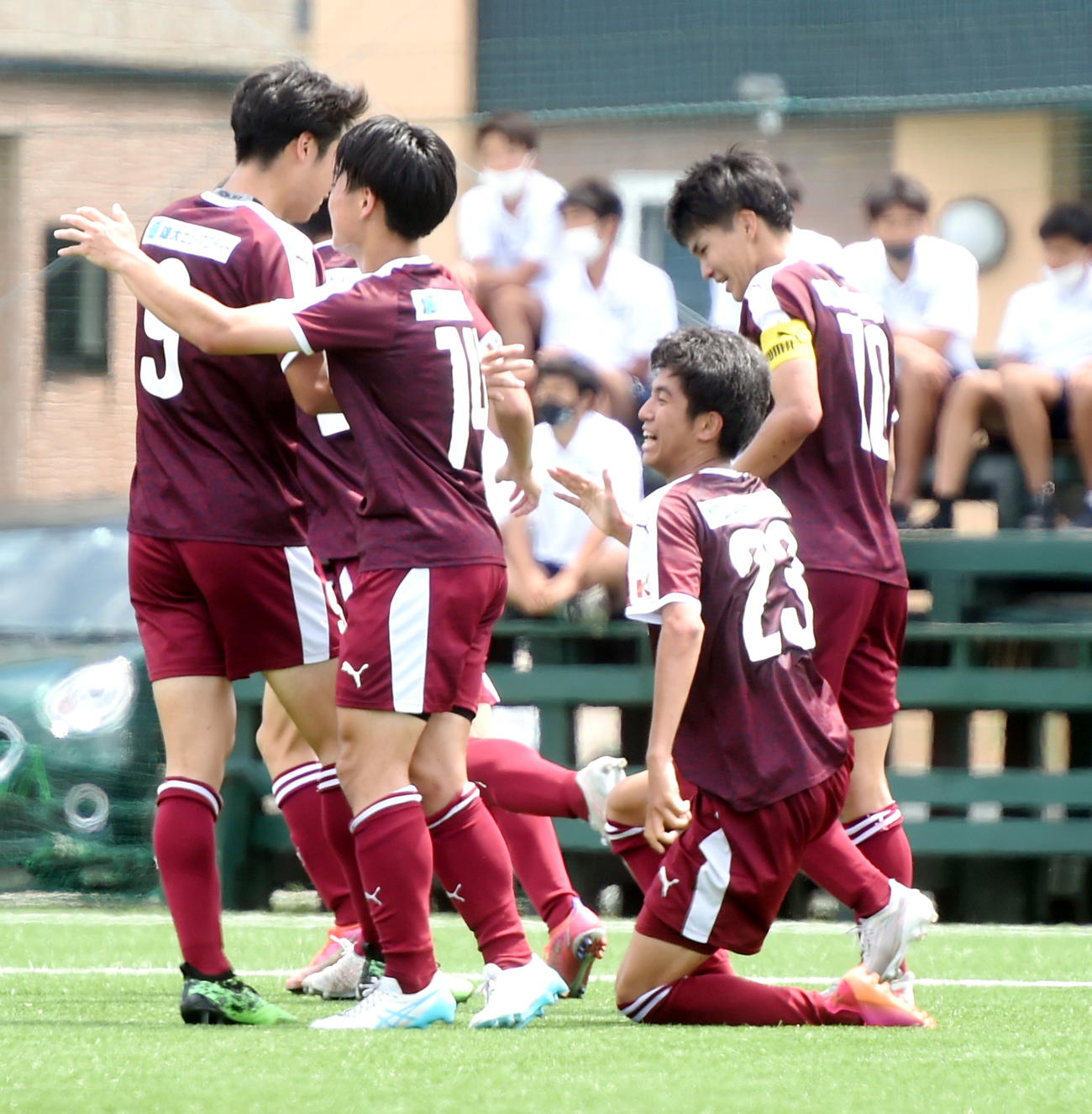 青森山田セカンド対尚志　逆転ゴールを決めて歓喜する尚志MF斎藤（右から2人目）（撮影・山田愛斗）