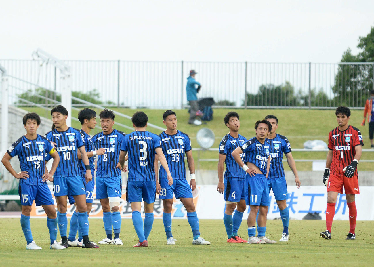 3連敗を喫し、うなだれる沼津の選手たち