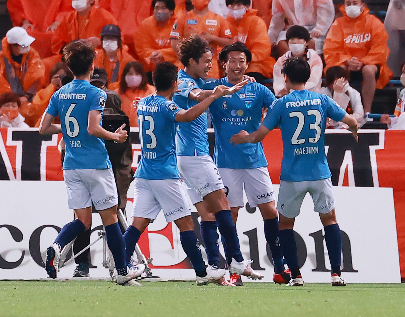 横浜FC対清水　前半、先制ゴールを決めた横浜FC・FW渡辺（右から2人目）は、仲間と喜びあう（撮影・野上伸悟）